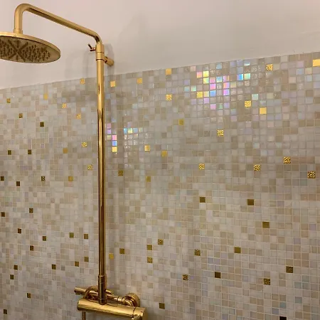 Il Giardino Segreto Arona, Charming アパート *